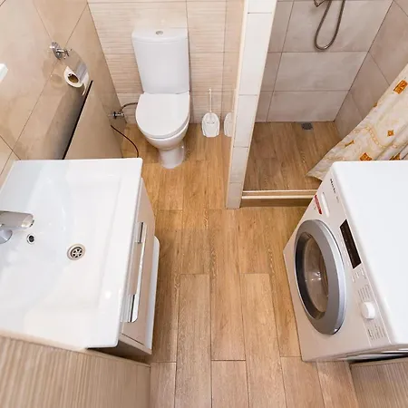 сучасна по вул. таманська 9/4, біля краківського.