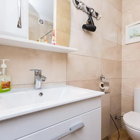 сучасна по вул. таманська 9/4, біля краківського.