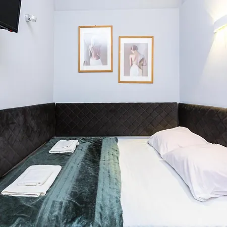 Apartment сучасна по вул дарії гусяк 9 біля краківського Lviv